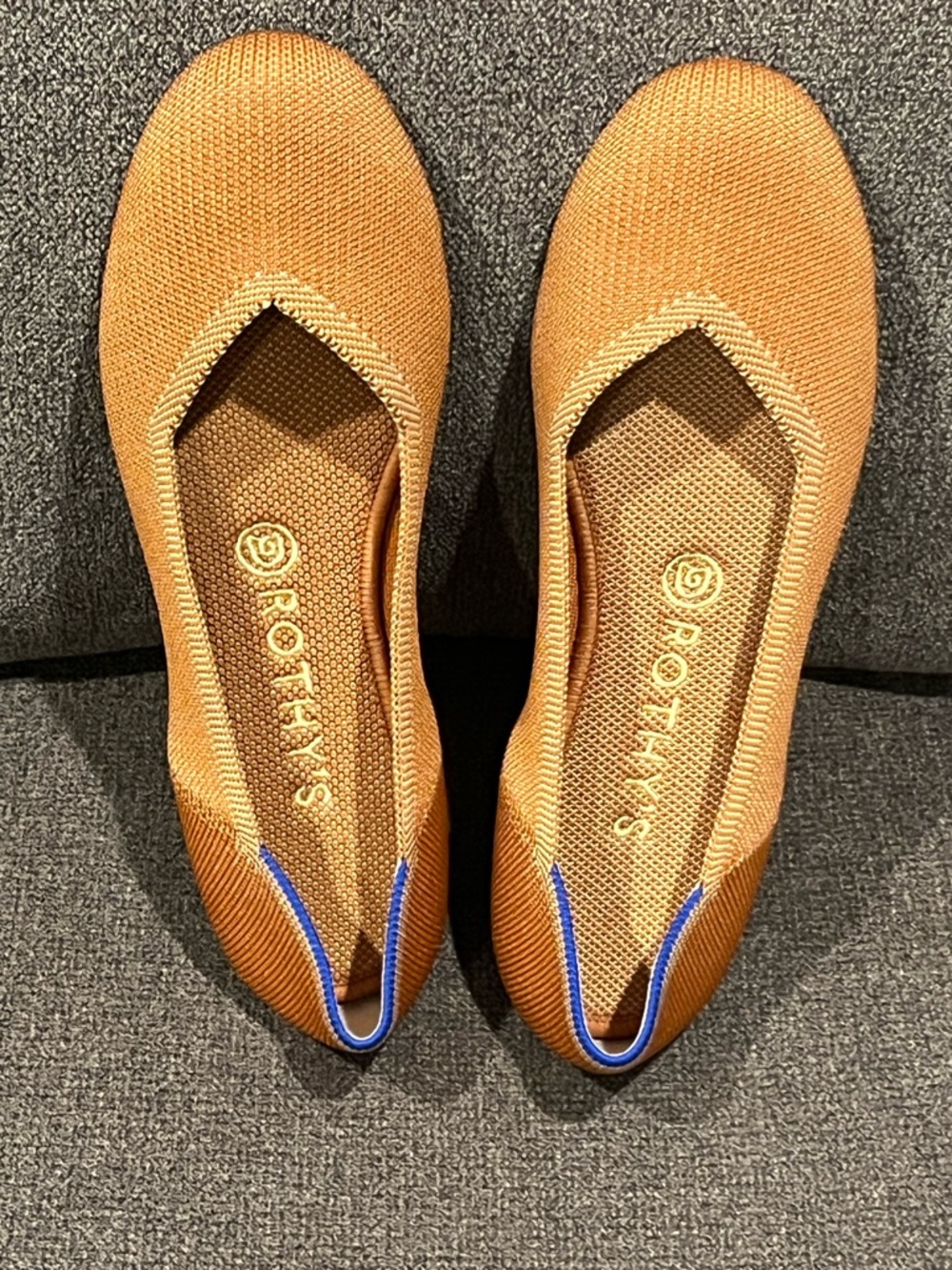 Rothy's NWOT Rounded Knit Flats in Rust with Blue Trim
Never worn. Comfy!!!